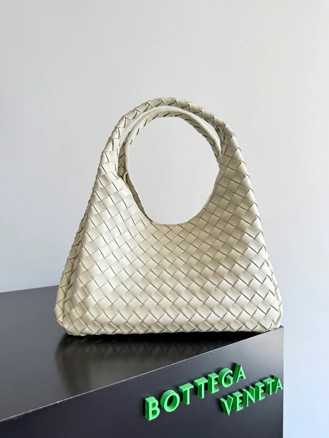 Batch 2160 new products are coming! BOTTEGA VENETA Bottega Veneta's 2025 new Campana shoulder bag is on the market~ First of all, I would like to praise the weight of this bag. As a not too small bag, it is very light for daily use. For people like me who need to carry a lot of belongings when going out, this advantage is great, and it greatly reduces the burden of traveling. 🛍️The shape is a bit like a combination of parachute and jodie. The blunt triangle shape is cute and honest. Carrying it on your back when going shopping is a good mood accelerator. The handles and body of the bag are both classic weaves. A tie is added to the original open design. If it is not tied up, the bag will look like a small vegetable basket when carried. Style number: 844249 Size: 33*20*16.5cm
